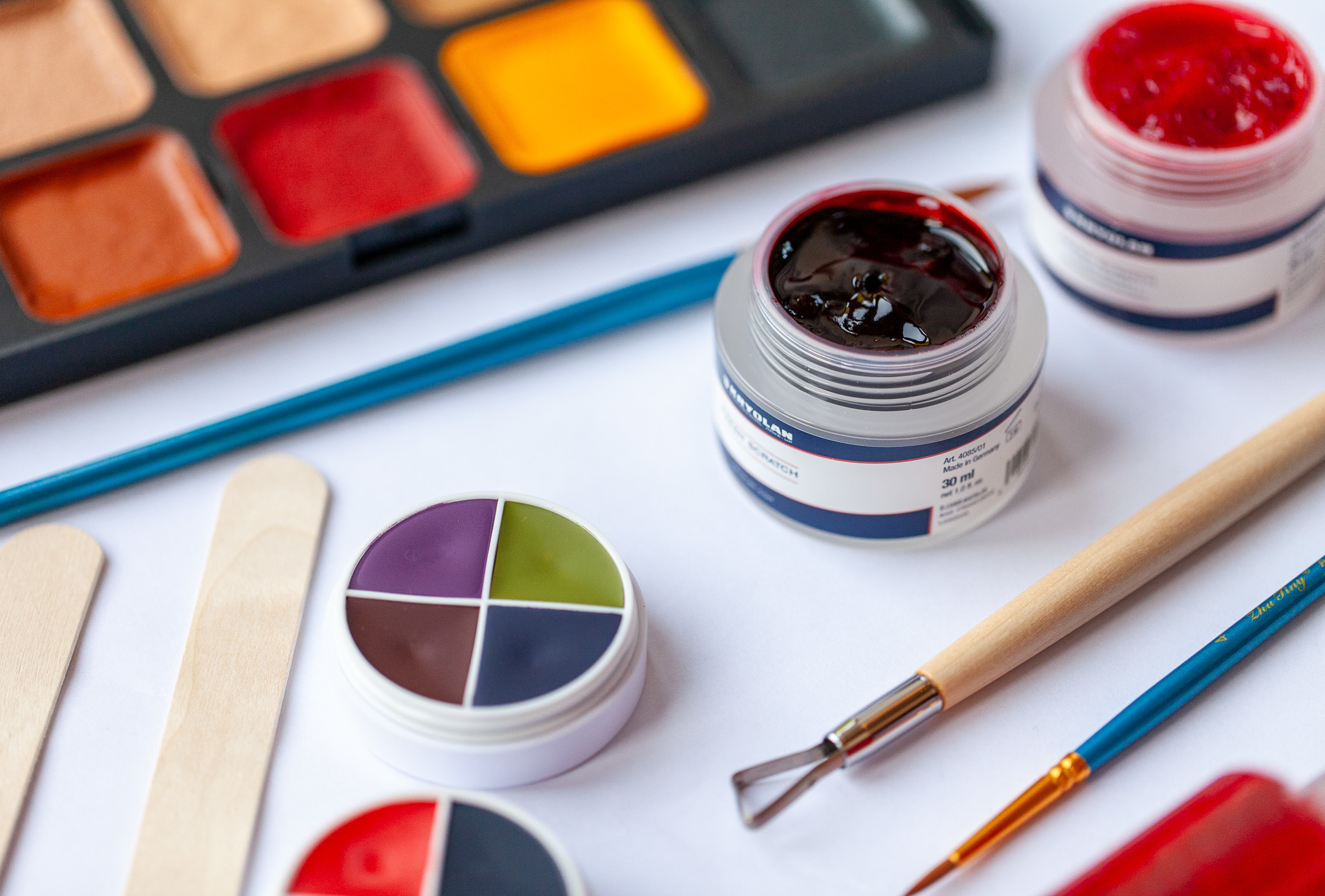 Professional moulage supplies and brushes